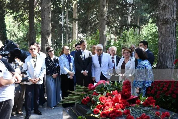 Üzeyir Hacıbəylinin məzarı ziyarət edilib
