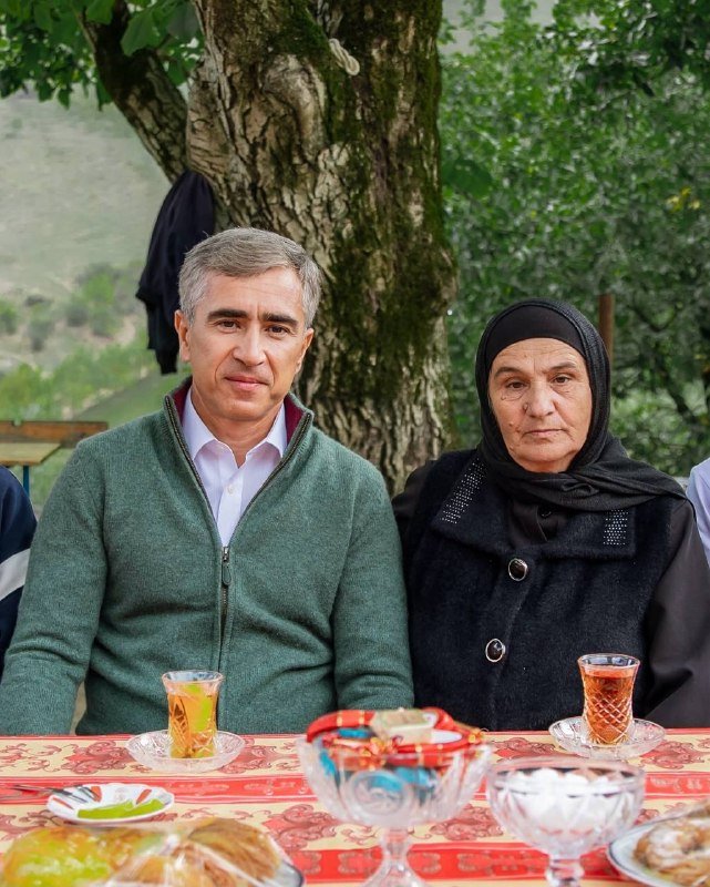 Anar Ələkbərov Milli Qəhrəman Pəncəli Teymurovun anasını ziyarət etdi