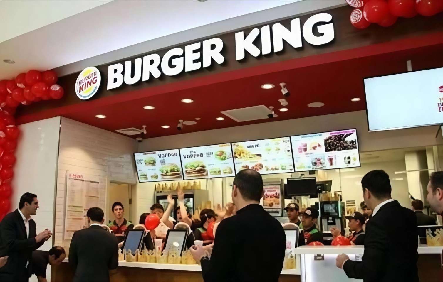Bakıda “Burger King”də böyük QALMAQAL: 50-yə yaxın işçinin maaşı batıb - Yüzminlərlə manatlıq borc