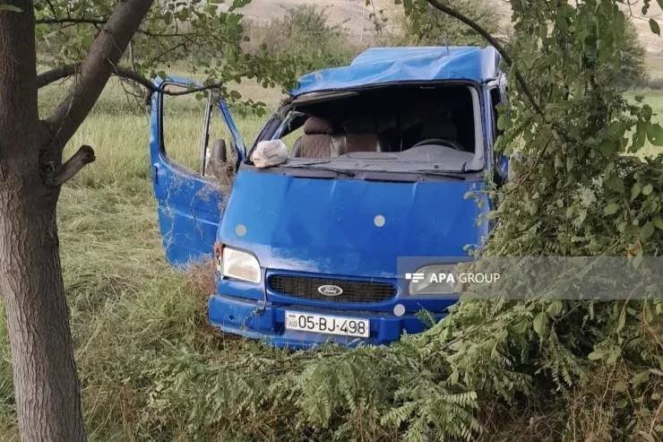 Ağstafada fəhlələri daşıyan avtobus aşıb: 4 nəfər yaralanıb