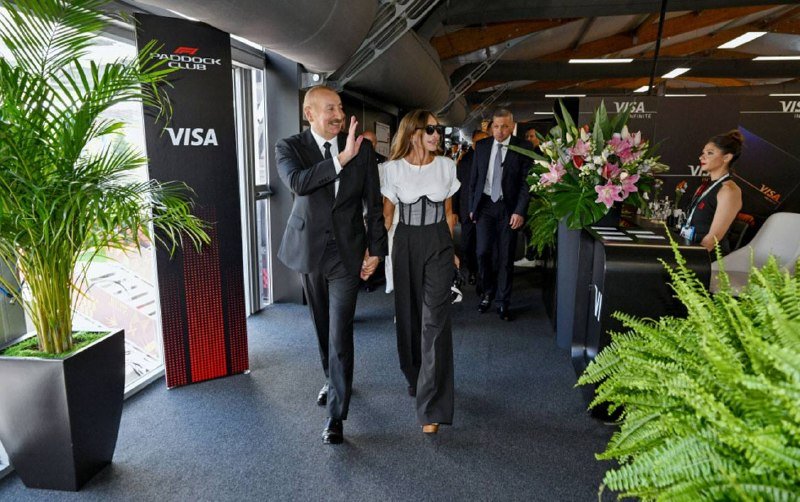İlham Əliyev və Mehriban Əliyeva Formula 1 yarışını izləyirlər Bakı Şəhər Halqasında Formula 1 Azərbaycan Qran-Prisinin əsas yarışı keçirilir.