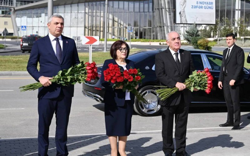 Dövlət rəsmiləri Zəfər parkını ziyarət edib