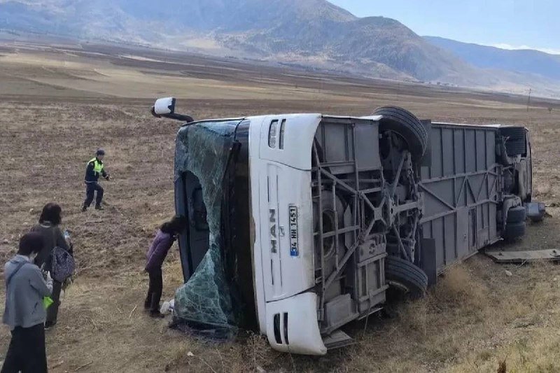 Türkiyədə avtobusla avtomobil toqquşub: 7 nəfər ölüb, çox sayda yaralı var.