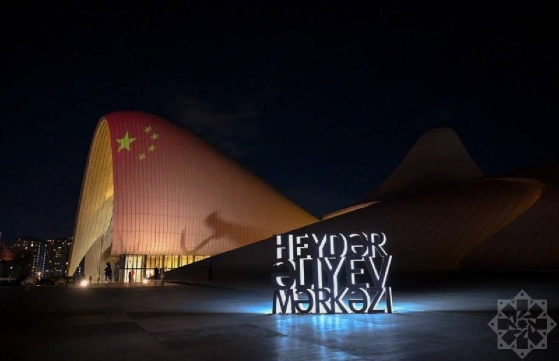 Heydər Əliyev Mərkəzi və Olimpiya Stadionu Çin bayrağının rəngləri ilə işıqlandırılıb