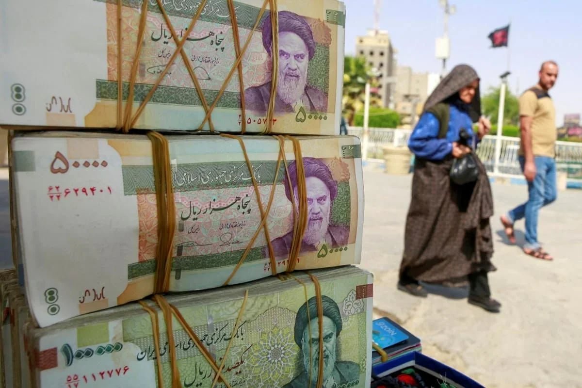 İran valyutası dibə vurur: 1 dollar 2 milyon 600 min riala çatıb