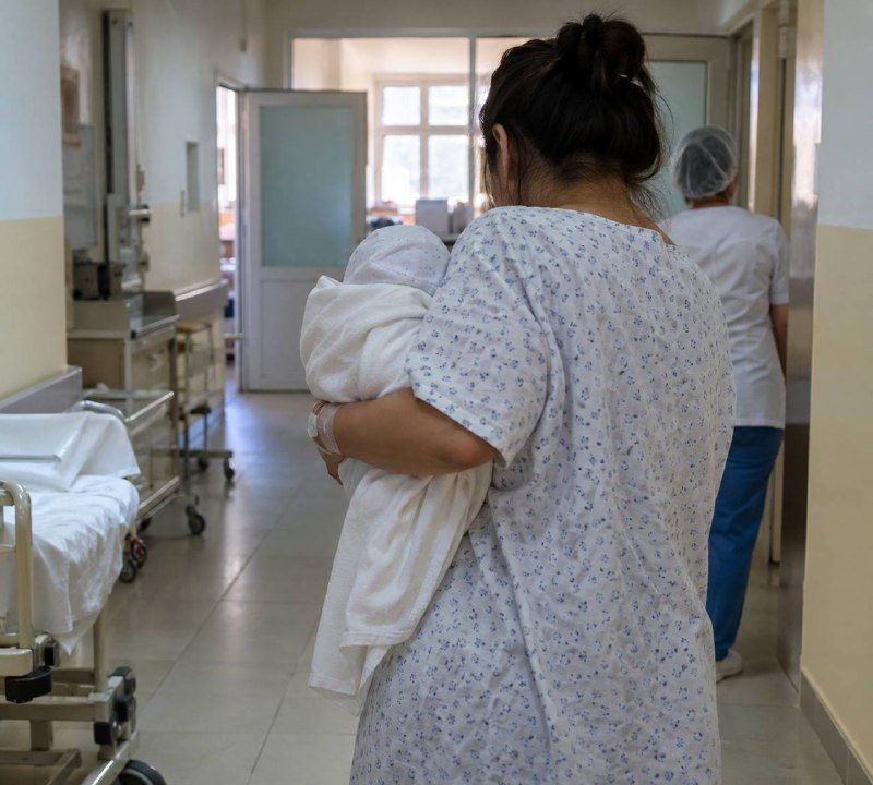 Göyçayda bir neçə həftə əvvəl qeysəriyyə əməliyyatı zamanı bağırsağı deşilən 31 yaşlı qadın paytaxtdakı klinikalardan birində dünyasını dəyişib.